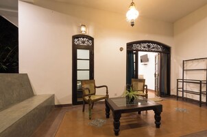 Caja de seguridad en la habitación, escritorio y cortinas blackout 