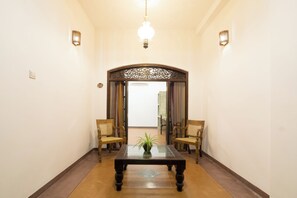 Quarto casal luxo, 1 cama King, banheiro privativo, vista para o jardim | Cofres nos quartos, escrivaninha, cortinas blackout