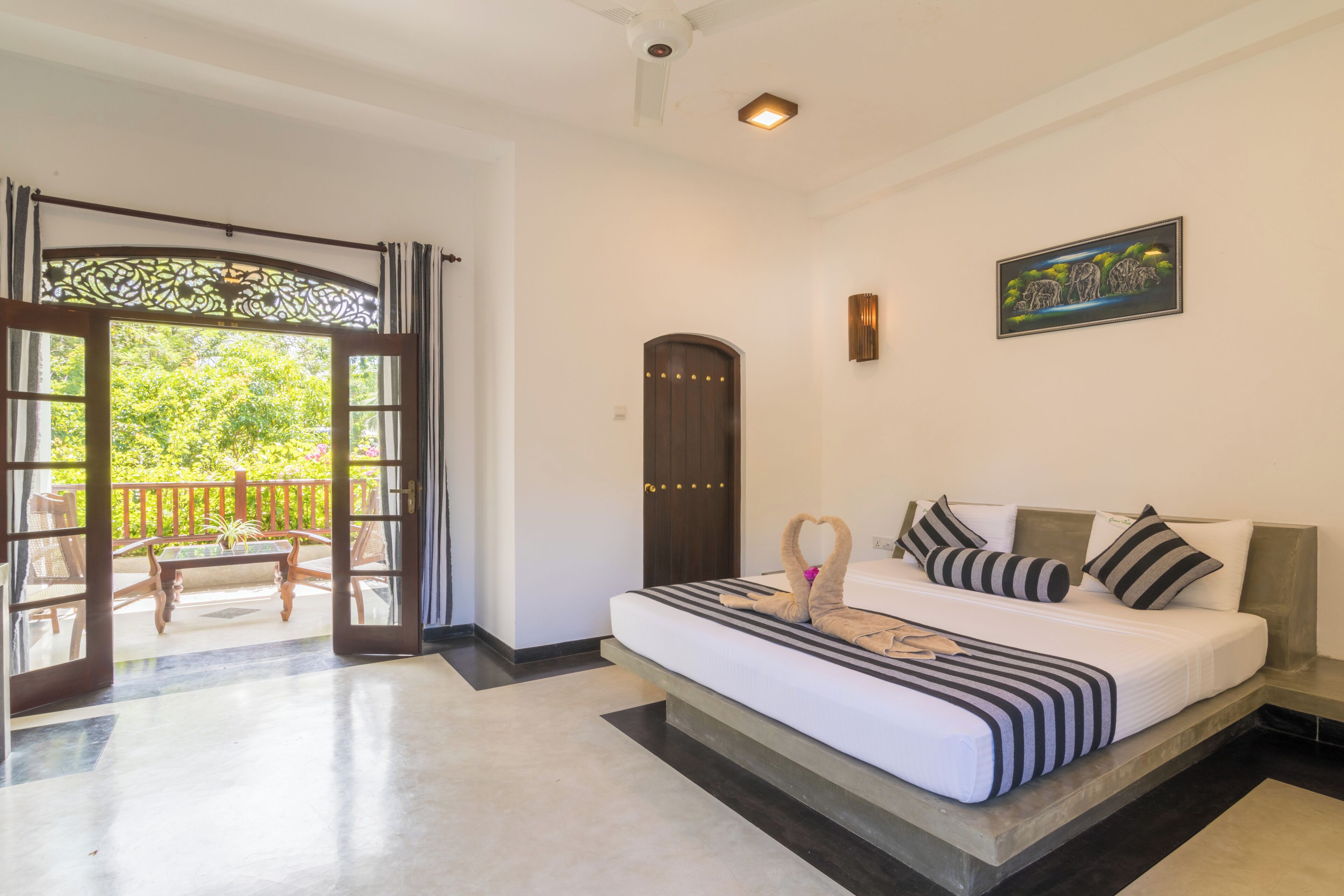 Habitació doble Deluxe, 1 llit de matrimoni gran, balcó, vistes al jardí | Caixa forta a l'habitació, escriptori i cortines opaques 