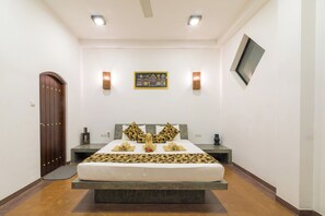 Dobbeltrom – deluxe, 1 kingsize-seng, privat bad, hageutsikt | Safe på rommet, skrivebord, blendingsgardiner og strykejern/-brett