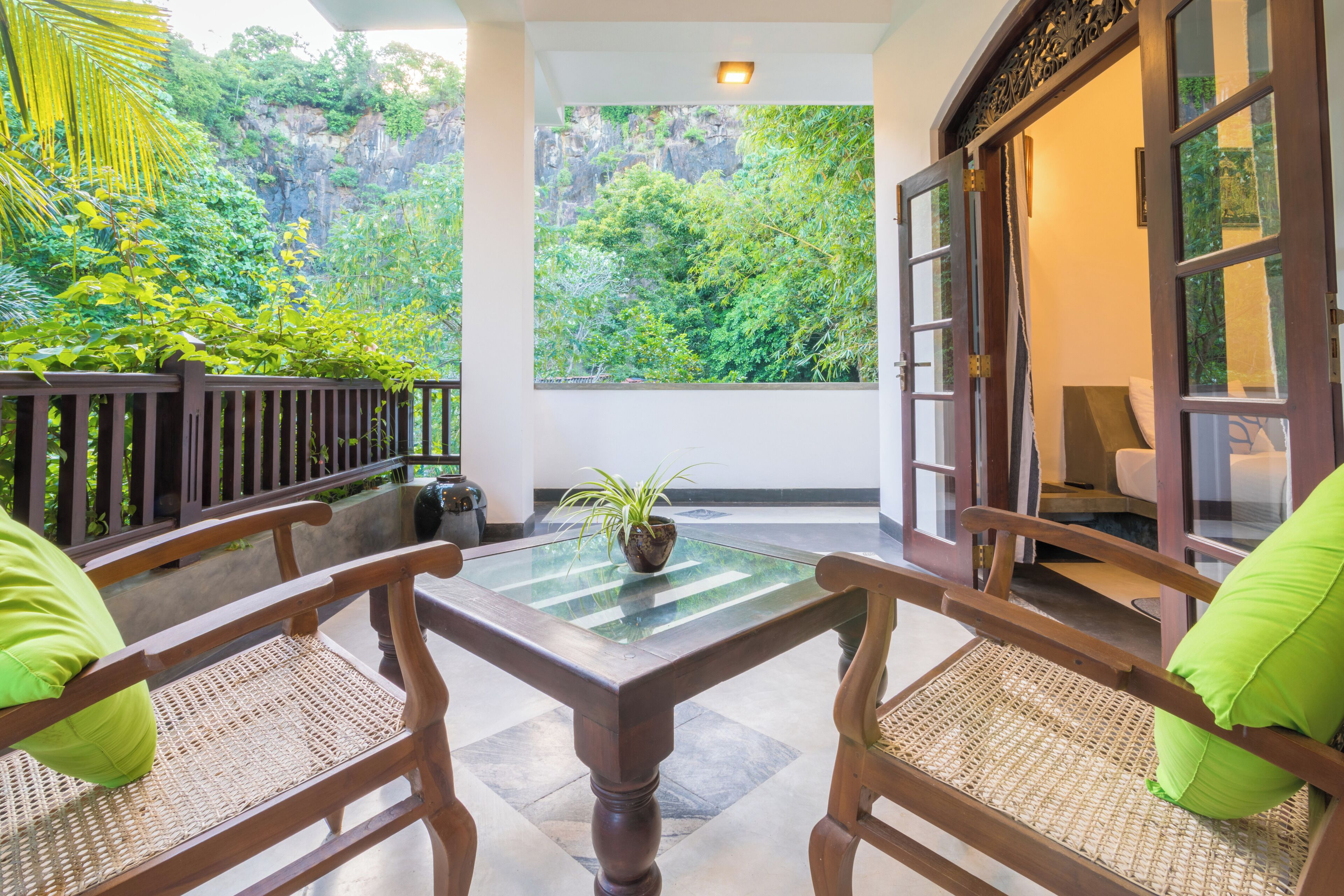 Deluxe Double Room, 1 King Bed, Balcony, Garden View