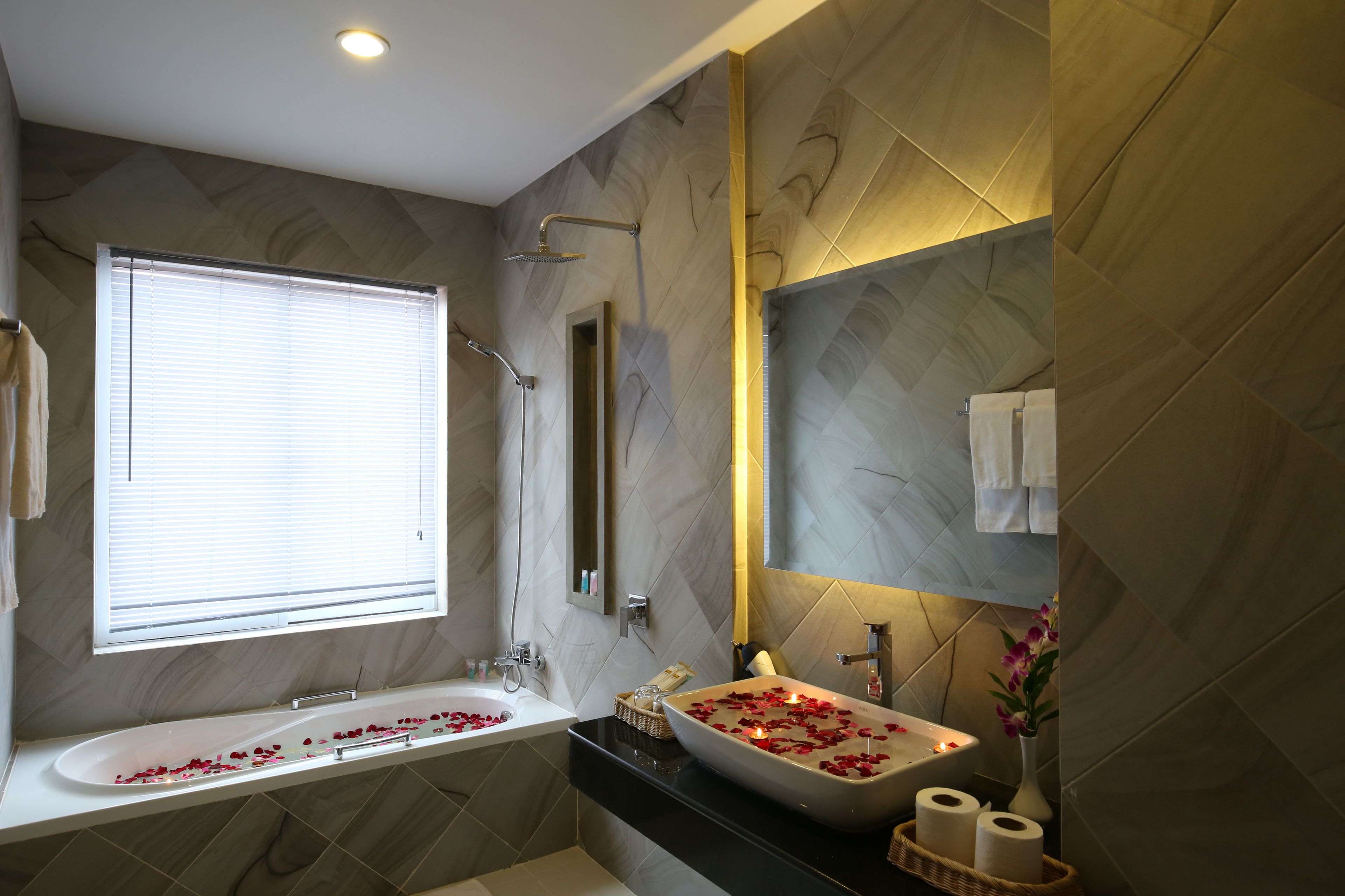 combined shower/bathtub, free toiletries, hair dryer, slippers