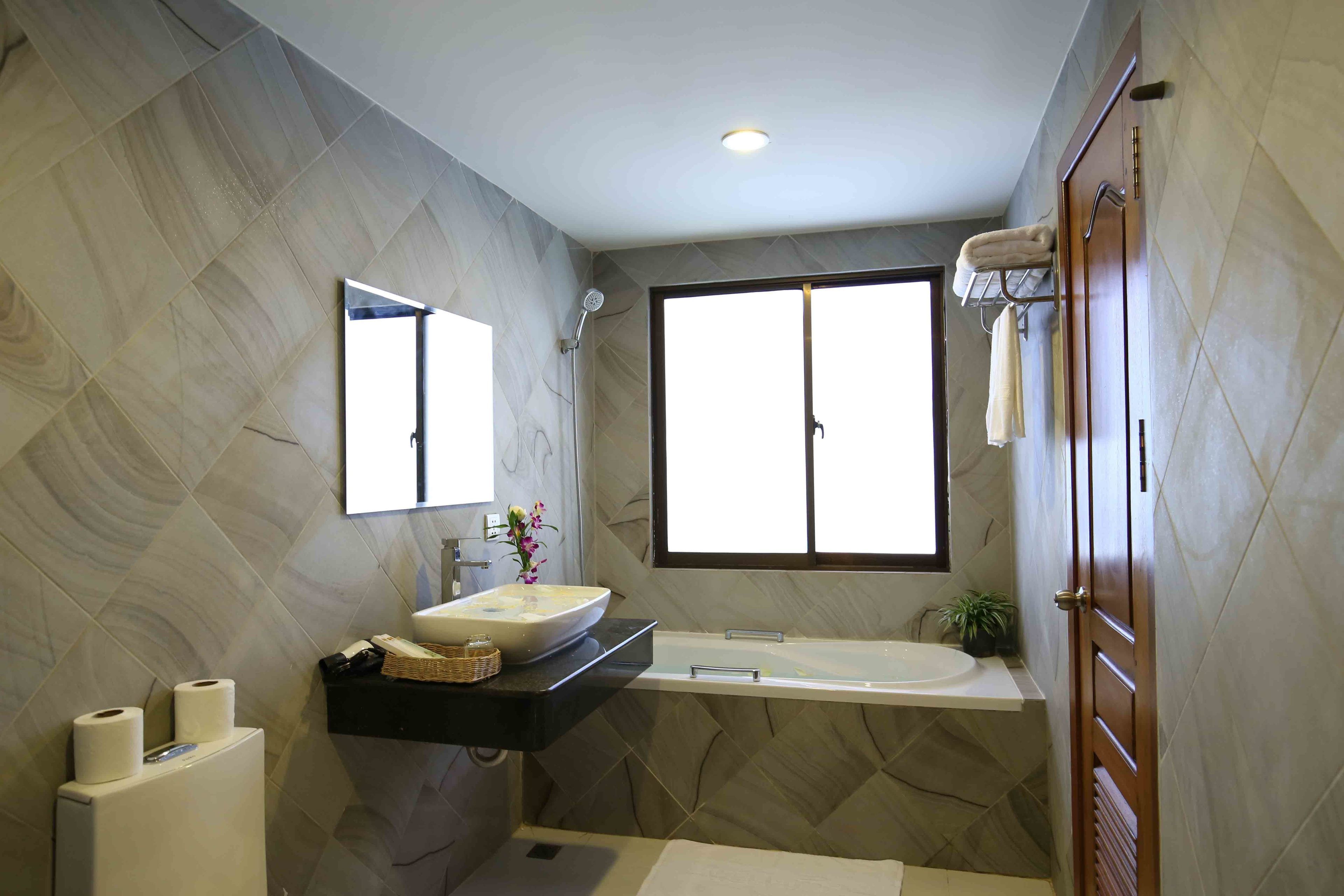 superior double or twin room | minibar, in-room safe, desk, soundproofing