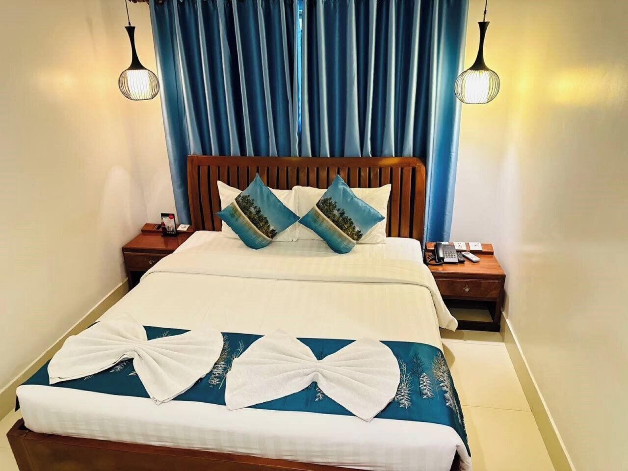 standard double or twin room | minibar, in-room safe, desk, soundproofing