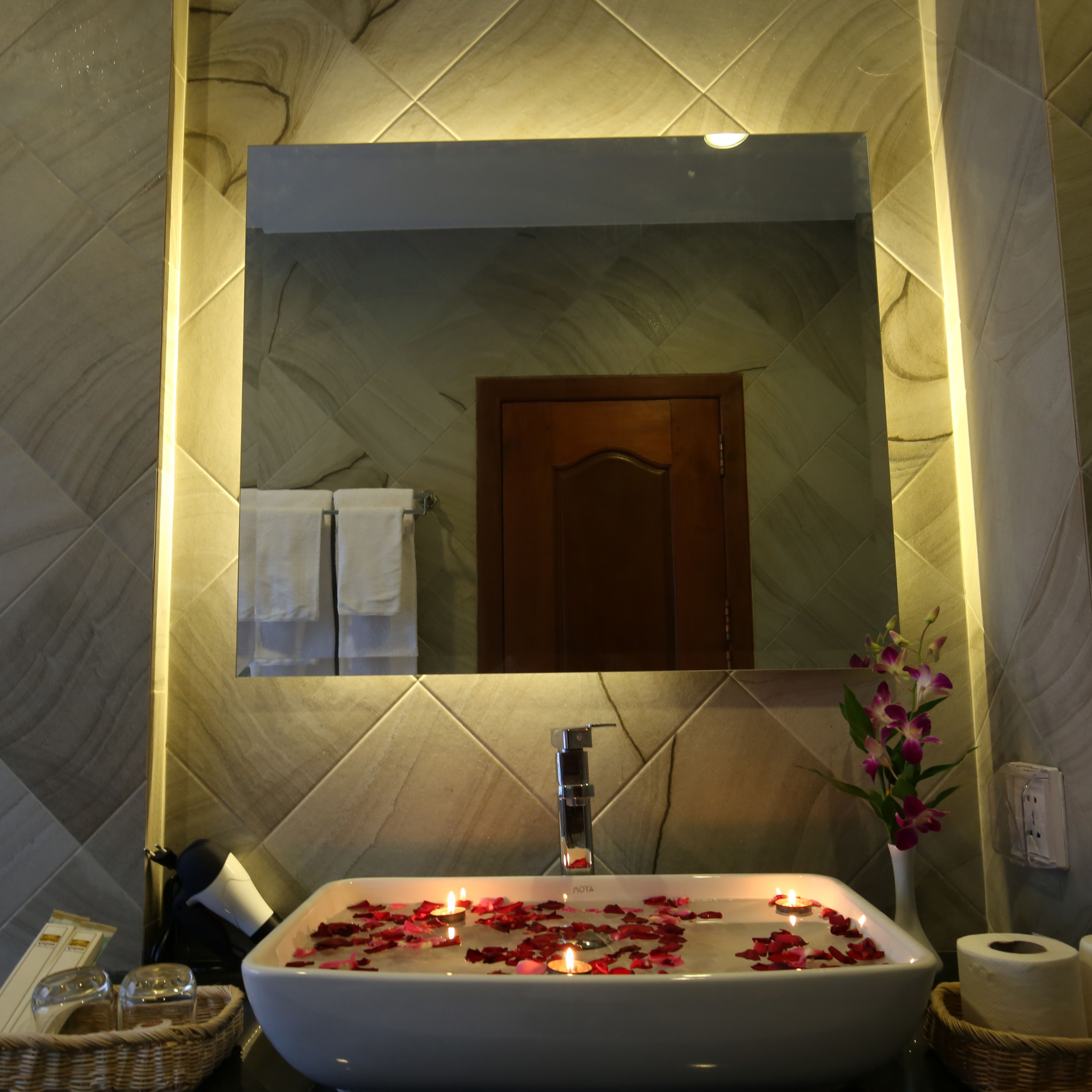 combined shower/bathtub, free toiletries, hair dryer, slippers