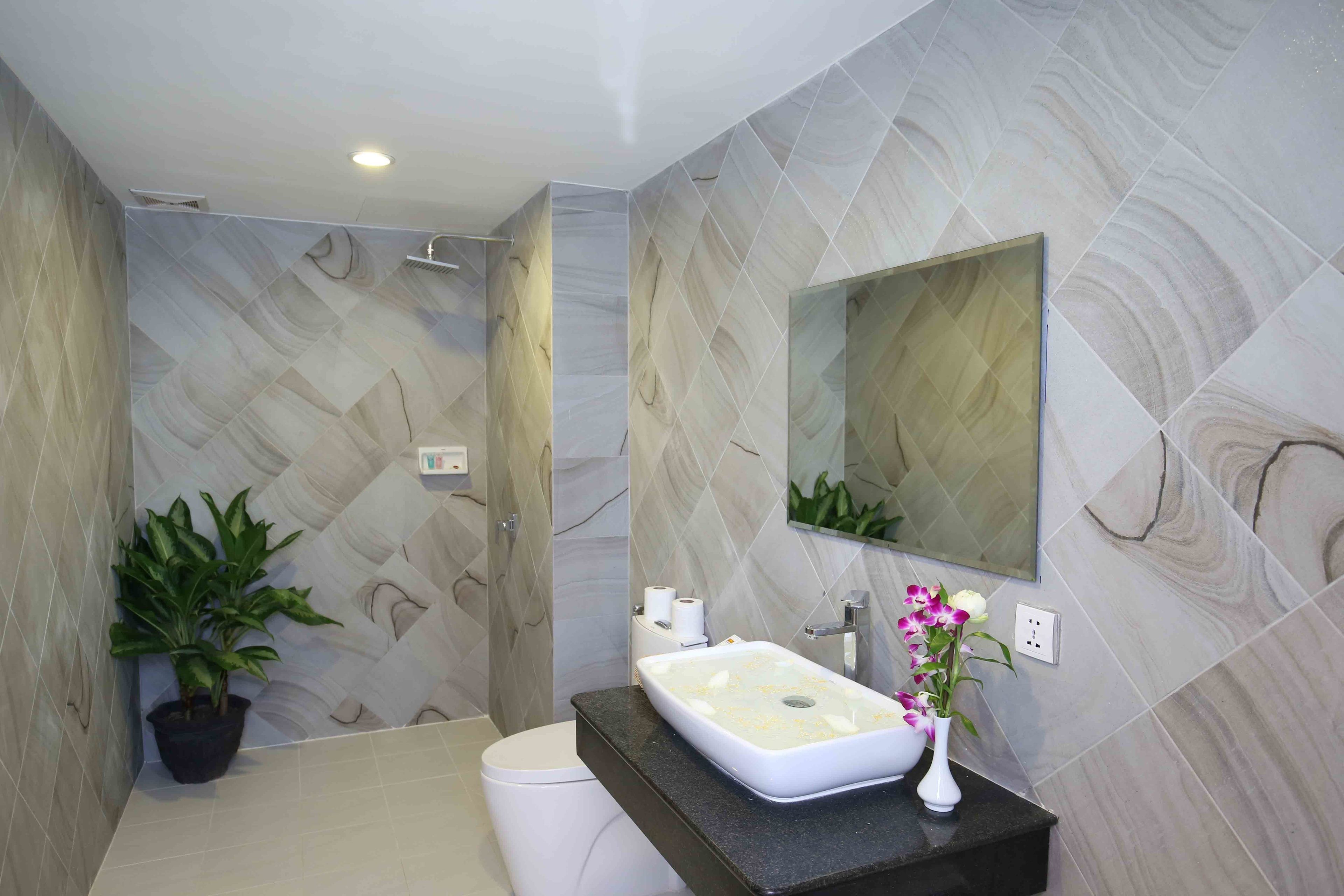 superior double or twin room | minibar, in-room safe, desk, soundproofing