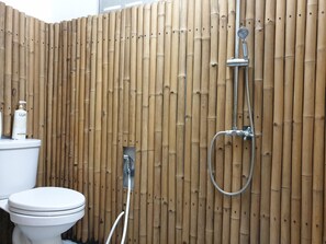 Business-værelse - privat badeværelse | Badeværelse | Bruser, brusehoved med hydromassage, gratis toiletartikler, håndklæder