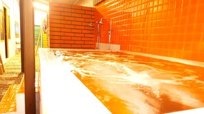 Classic Room (Shared Bathroom) | Baignoire relaxante profonde