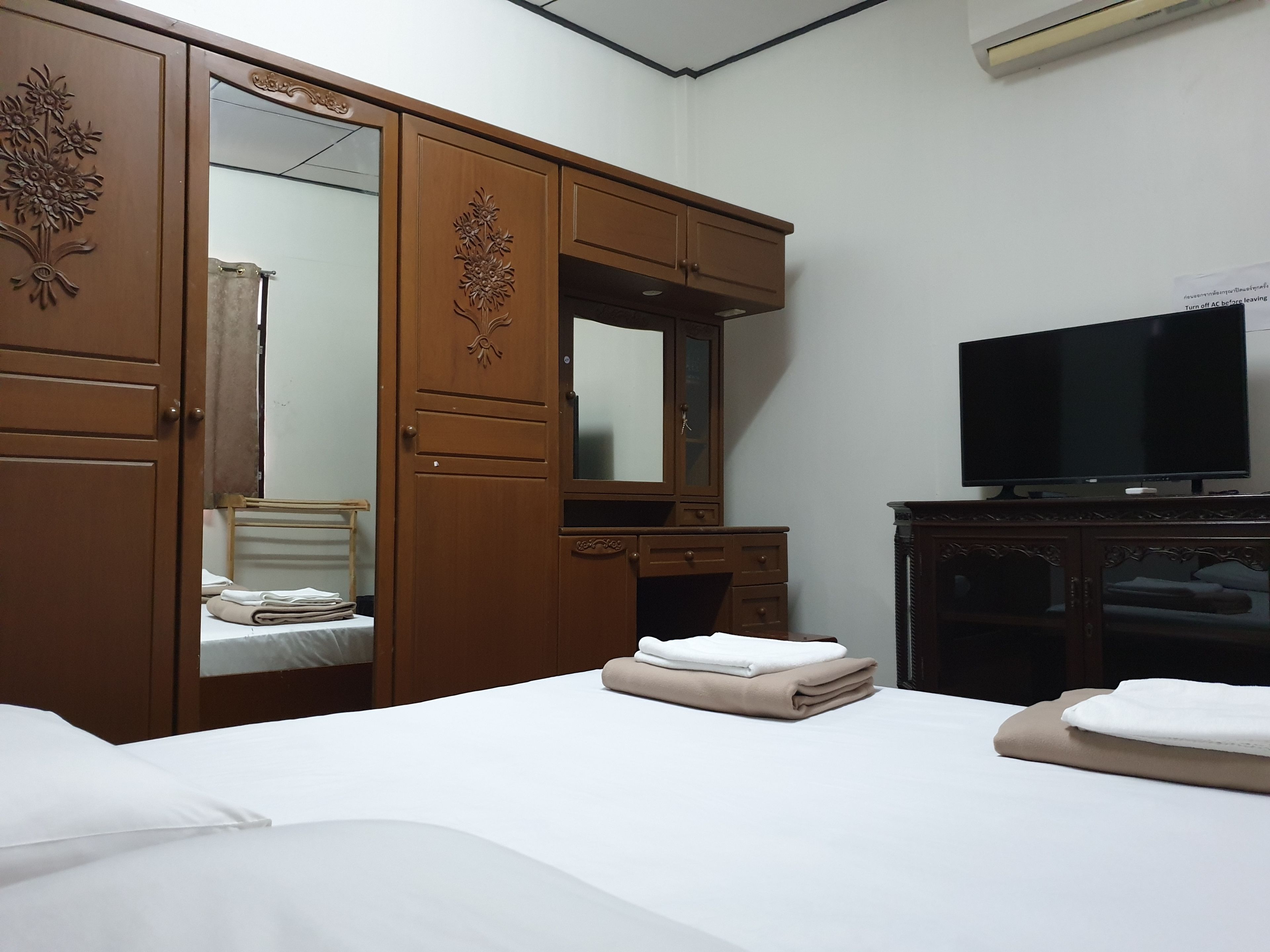 Classic Room (Shared Bathroom) | Tirai kedap cahaya dan Wi-Fi gratis