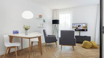 Studio XL | Wohnbereich | 45-Zoll-Flachbildfernseher mit Kabelempfang, Fernseher