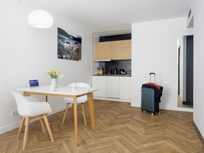 Studio XL | Private kitchen | Fridge, microwave, stovetop, dishwasher - smartments München Parkstadt Schwabing (Munich)