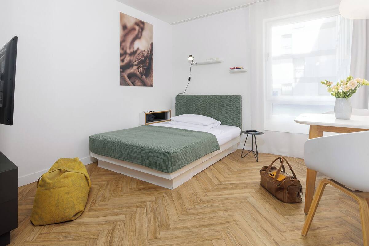 Studio | Blackout curtains, soundproofing, iron/ironing board, free WiFi