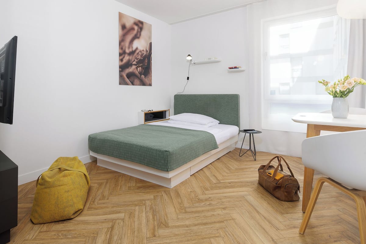 Studio | Mörkläggningsgardiner, ljudisolering och strykjärn/strykbräda