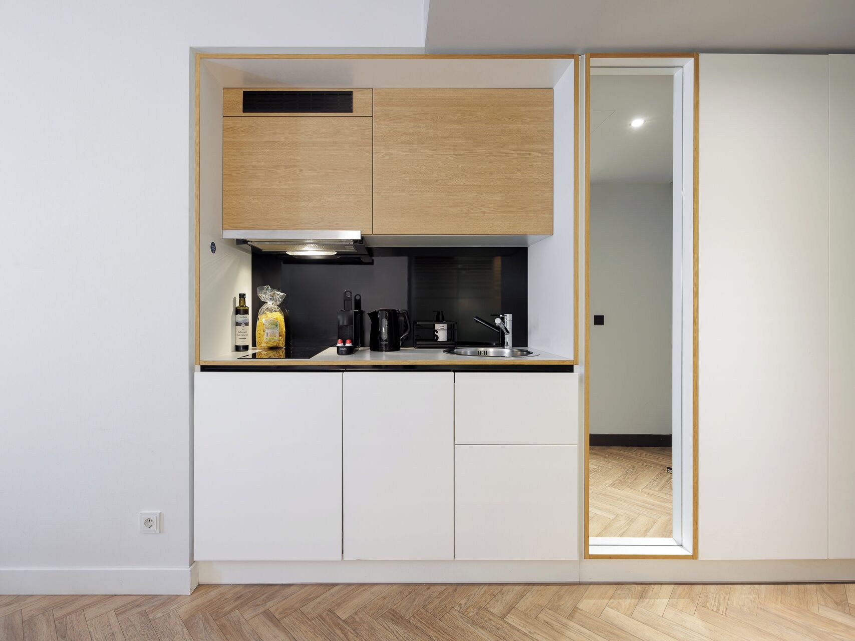 Réfrigérateur, four à micro-ondes, surface de cuisson, lave-vaisselle