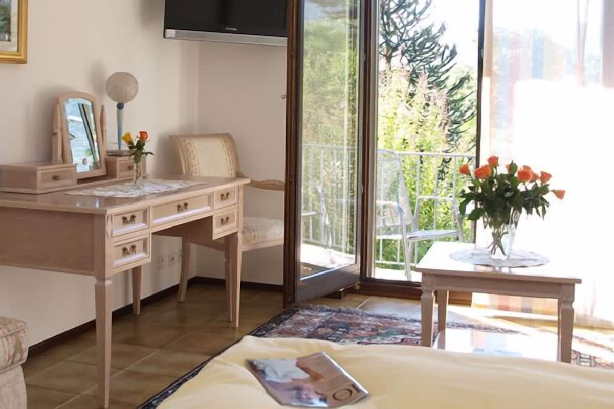 1 bedroom, premium bedding, down duvets, minibar