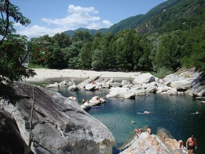 Pool med vandfald, en naturpool
