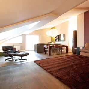 ดีไซน์เพนท์เฮาส์, 1 ห้องนอน, ระเบียง (Cleaning fee 40 EUR) | บริเวณนั่งเล่น | ทีวีจอแบน