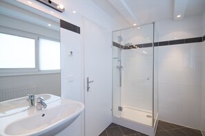 Design-Penthouse, 1 Schlafzimmer, Terrasse (Cleaning fee 40 EUR) | Badezimmer | Badewanne und Dusche (separat), kostenlose Toilettenartikel