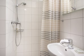 Apartamento urbano, 1 cama Queen e sofá-cama, vista para a cidade | Banheiro | Chuveiro, produtos de toalete grátis, secador de cabelo 