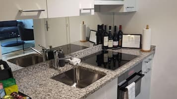 City-Apartment, 1 Queen-Bett und Schlafsofa, Stadtblick | 1 Schlafzimmer, Minibar, Bügeleisen/Bügelbrett, kostenloses WLAN