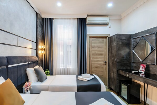 Tremannsrom – deluxe | Sengetøy av topp kvalitet, minibarvarer (inkludert) og safe på rommet