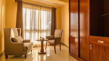 Egyptian cotton sheets, premium bedding, in-room safe, desk