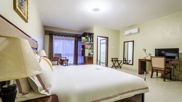 Deluxe Double Room, Mountain View | Egyptian cotton sheets, premium bedding, in-room safe, desk