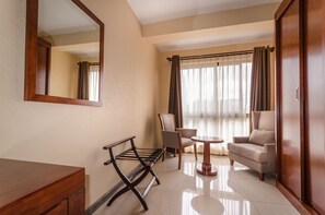 Deluxe Twin Room | Egyptian cotton sheets, premium bedding, in-room safe, desk - Hillside Plaza Hotel (Kampala)