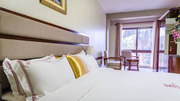 Enkeltrom – deluxe, utsikt mot høyde | Sengetøy i egyptisk bomull, sengetøy av topp kvalitet og safe på rommet