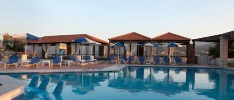 Piscine extérieure en saison, accÚs possible de 8 h à 20 h 30, parasols