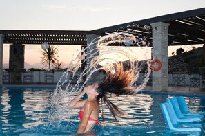 En pool med vandstråler, et pergola-område og en redningskrans.