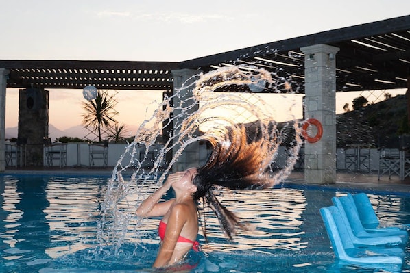 Seasonal outdoor pool, open 8:00 AM to 8:30 PM, pool umbrellas - Rastoni (Agios Vasileios)