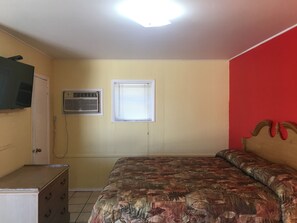 Escritorio, wifi gratis y ropa de cama