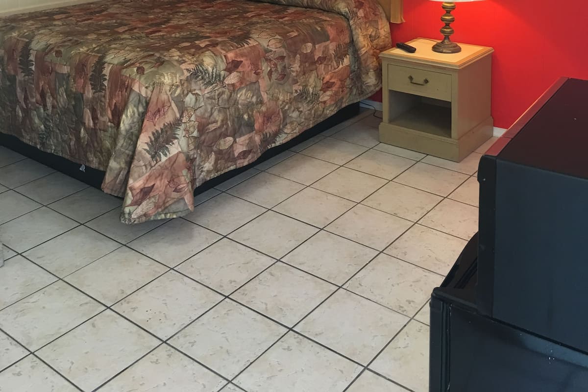 Escritorio, wifi gratis y ropa de cama