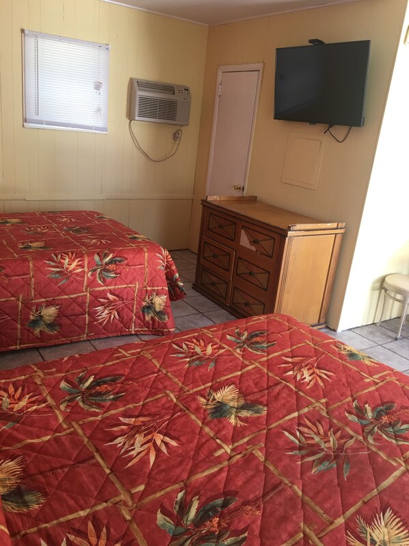Escritorio, wifi gratis y ropa de cama 