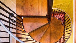 A spiral staircase with wooden steps and metal railings. - EMBRACE Resort (Staniel Cay)