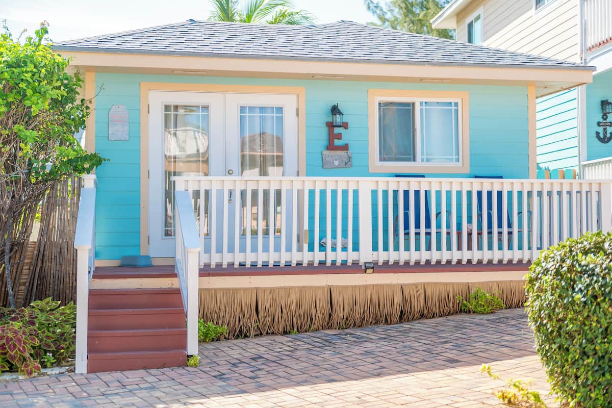 Signature Bungalow, 1 Bedroom, Corner | In-room safe, desk, soundproofing, iron/ironing board