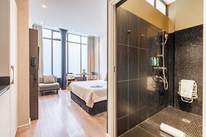 Classic Studio ground floor - 21 m2 | Bathroom | Shower, free toiletries, hair dryer, towels - Yuna Les Halles - Serviced Apartments (Paris)