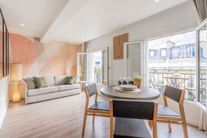 1 Bedroom Apartment with Balcony - City View - 38m2 | Living area - Yuna Les Halles - Serviced Apartments (Paris)