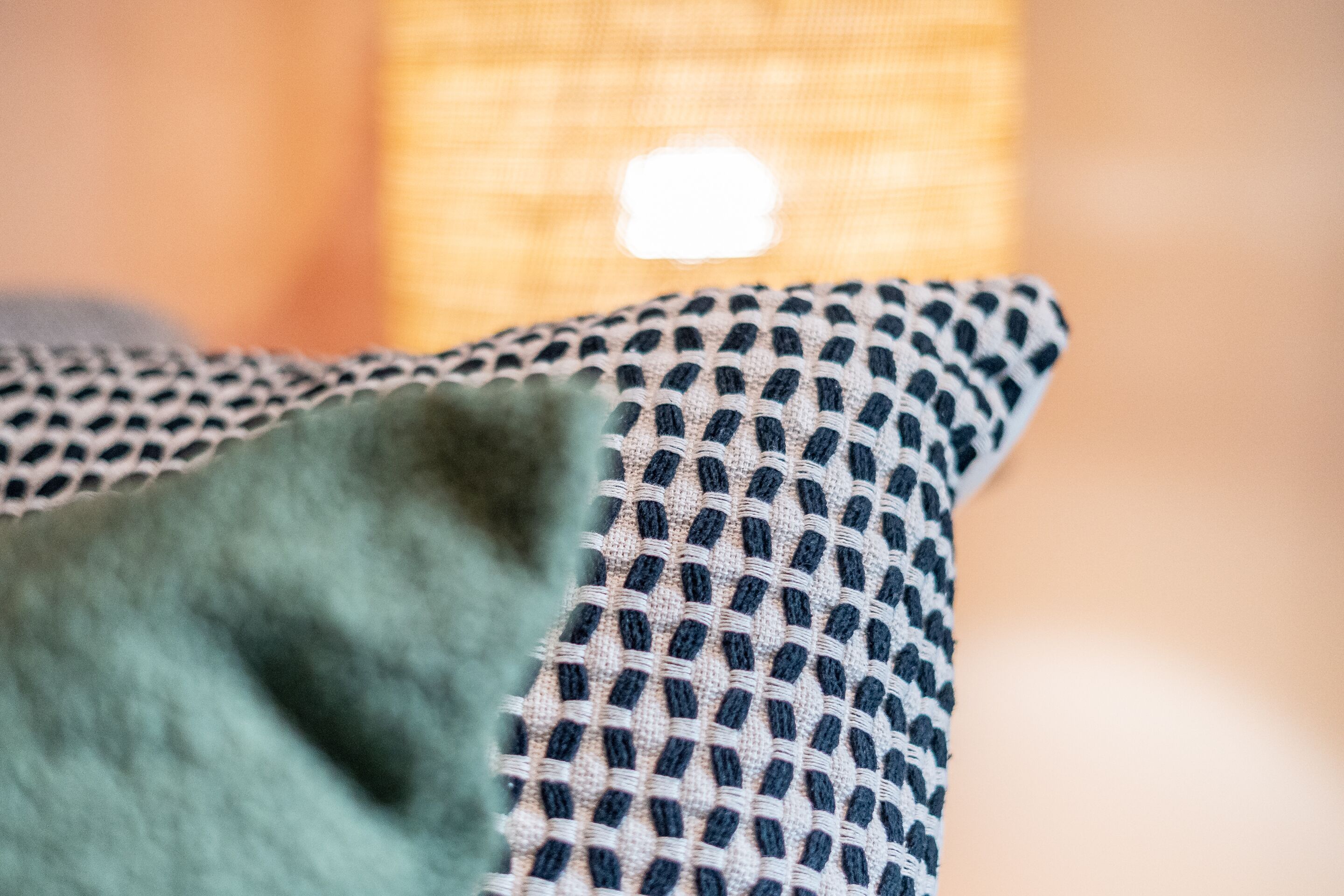 Un gros plan d’un coussin à motifs, orné d’un dessin à carreaux.
