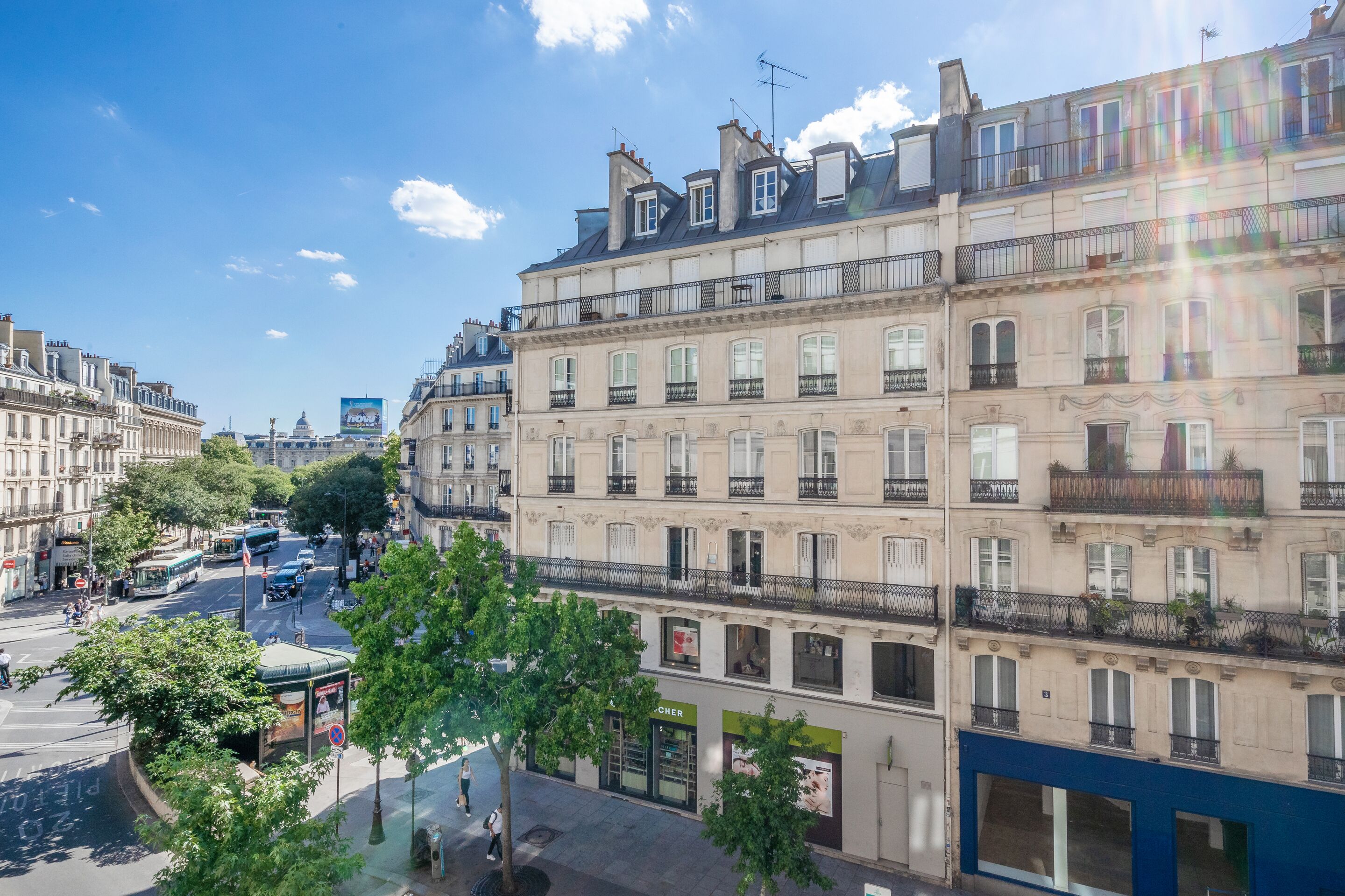 Un edificio de varios pisos con un estilo arquitectónico europeo clásico, que cuenta con balcones y ventanas amplias.