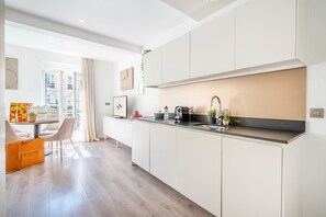1 Bedroom apartment city view - 38m2 | Cuisine privée | Réfrigérateur, micro-ondes, plaque de cuisson, machine à expresso