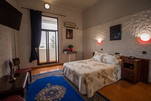 Habitación doble Confort | Ropa de cama de alta calidad, cortinas blackout y wifi gratis 