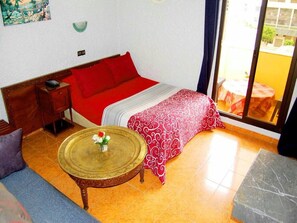 Ropa de cama de alta calidad, cortinas blackout y wifi gratis 