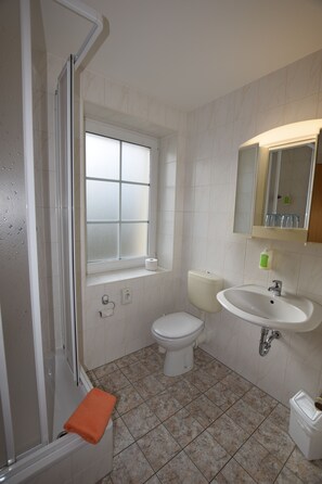 Quadruple Room | Bathroom | Shower, free toiletries, hair dryer, towels