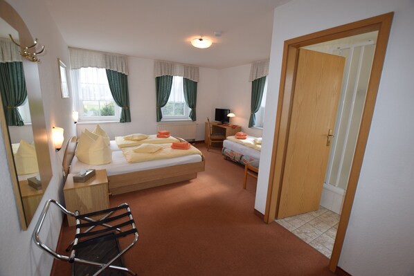 Quadruple Room | Desk, iron/ironing board, free cots/infant beds, rollaway beds