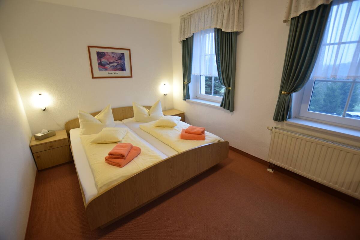 Triple Room | Desk, iron/ironing board, free cots/infant beds, rollaway beds