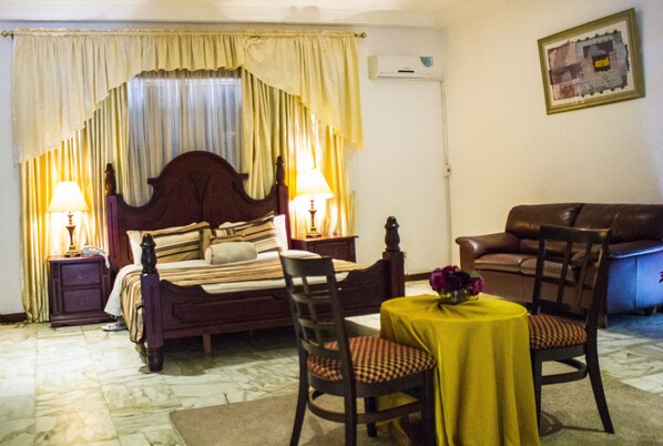 Executive Suite | 1 bedroom, premium bedding, minibar, in-room safe