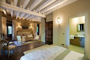 Sviitti | Kylpyhuone | Ilmaiset hygieniatuotteet, hiustenkuivaaja, pyyhkeet