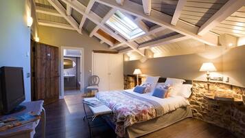 Escritorio, cunas gratuitas, camas supletorias y wifi gratis